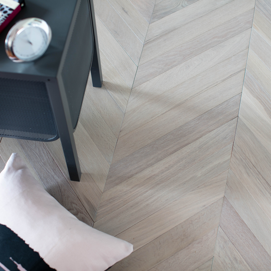 Trägolv Nordic Floor Ek 1-Stav Chevron Cloud 45° Fiskben